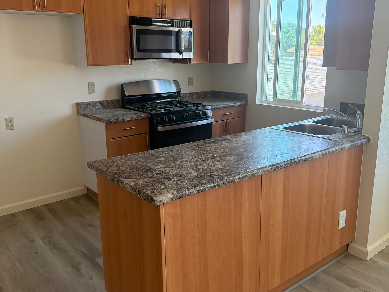 2 bed, 750 sqft, $2,350 — Photo 3