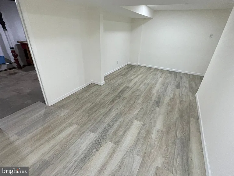2924 Marshall St — Photo 32