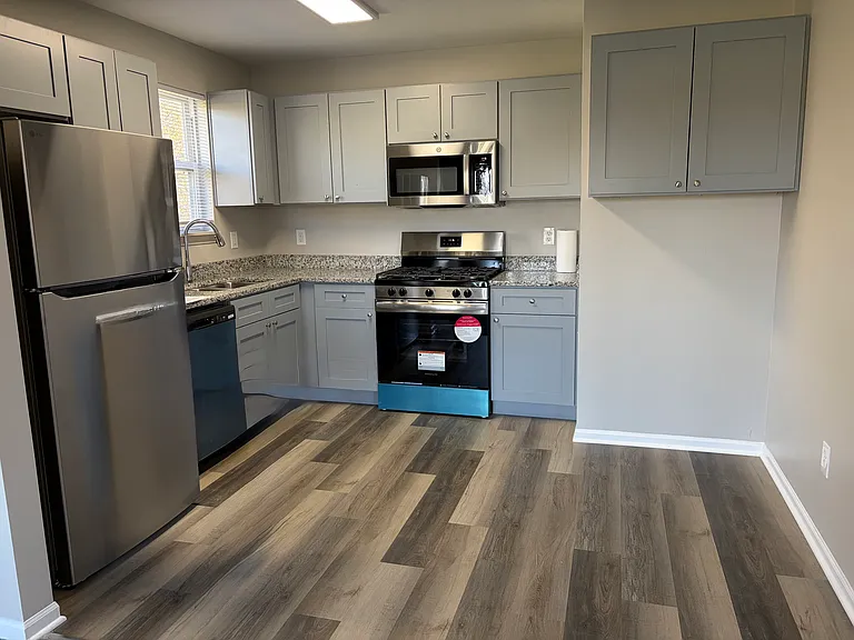 406 W Indiana St #B3 — Photo 1