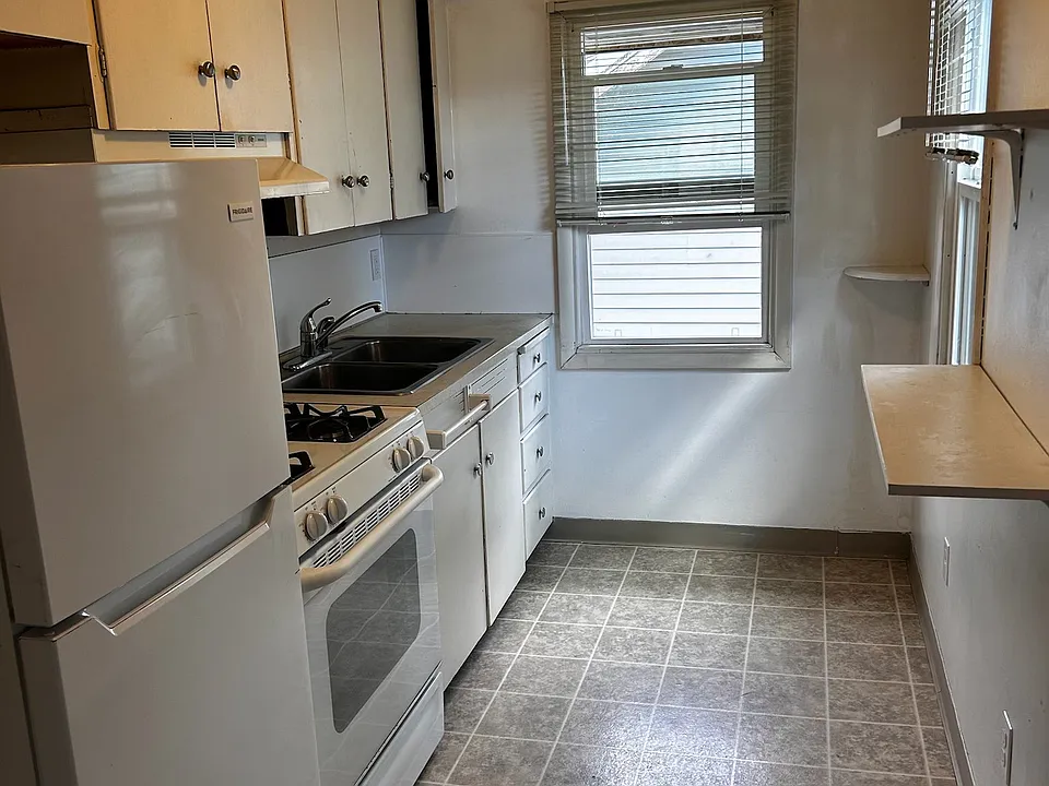 519 1/2 S Almon St #F