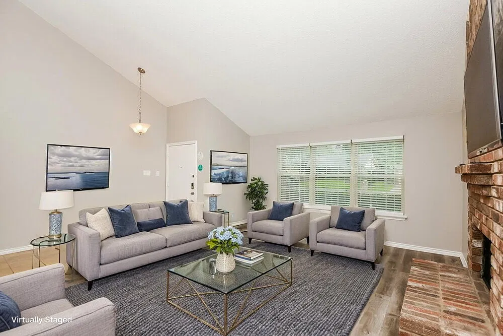 4 bed, 2.0 bath, 1979 sqft, $2,710 — Photo 3