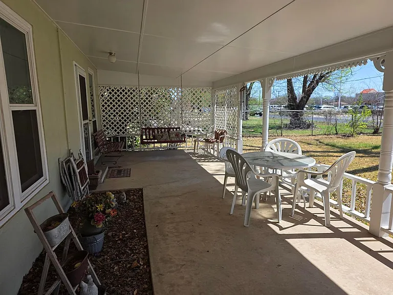 1006 E Highway St — Photo 2