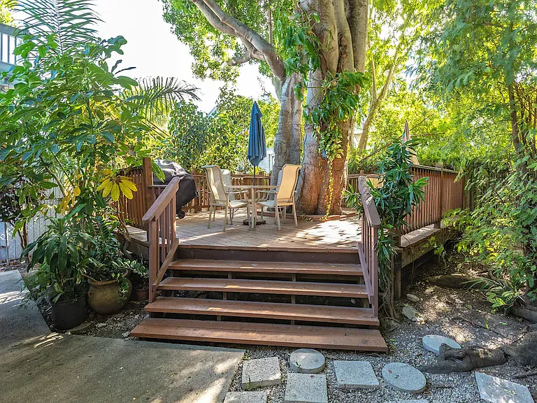 520 Petronia St — Photo 2