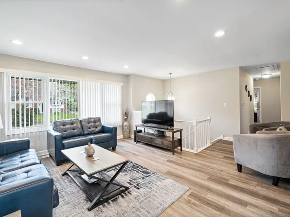 820 Shawnee Dr #Id1285030p, Lake In The Hills, IL 60156