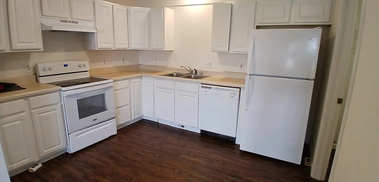104 Woodmont Ave — Photo 2