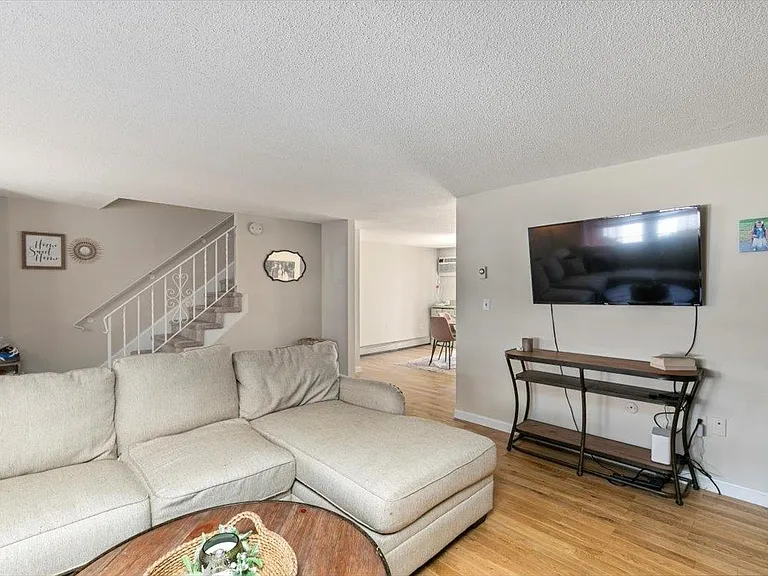 114 Fieldstone Dr — Photo 5