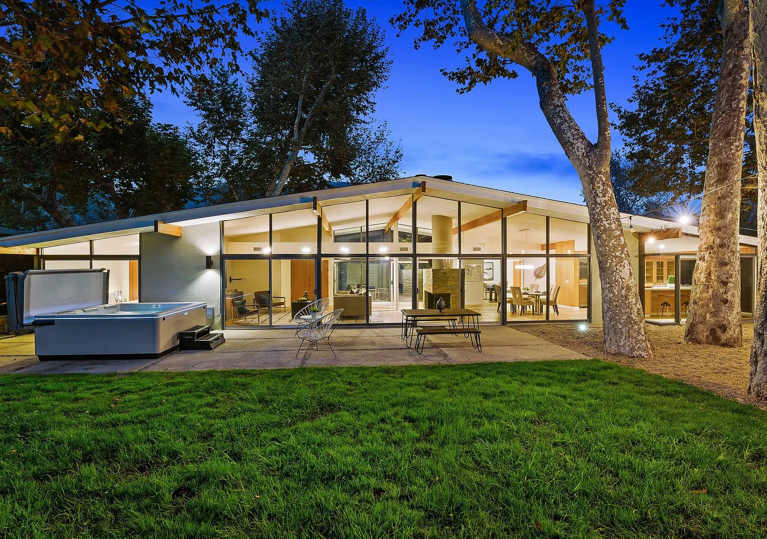 Malibu Mid-Century Modern meets effortless indoor-outdoor living w/Beach Club Access in coveted M... — Photo 1