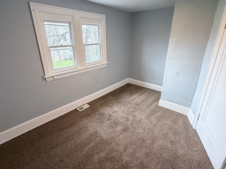 375 Grace Ave — Photo 13