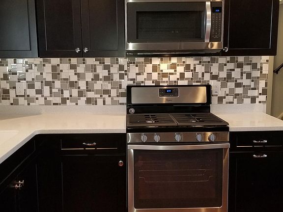 quartz countertops, stainless steel appliances