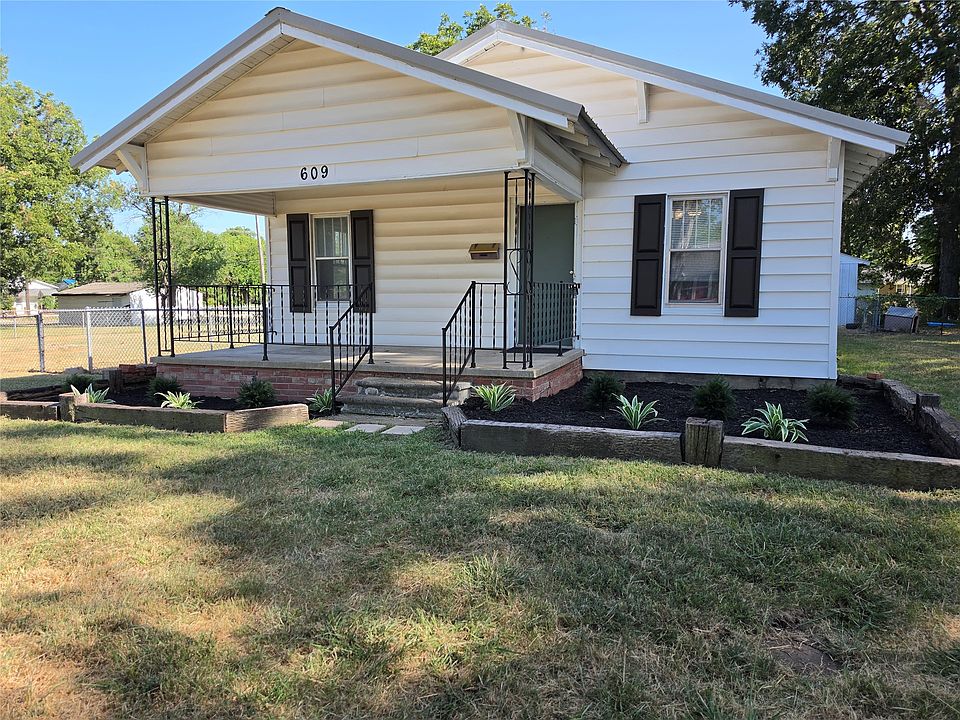 1st image of 609 W 5th St