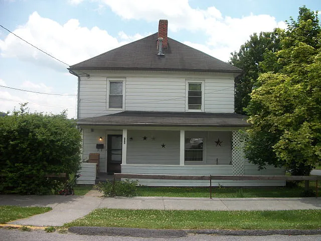 209 Highland Ave photo 1