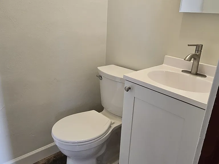 3rd 1/2 bathroom