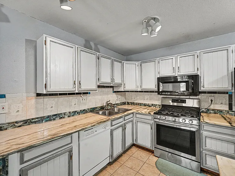 1511 Seneca Cir #131 — Photo 8
