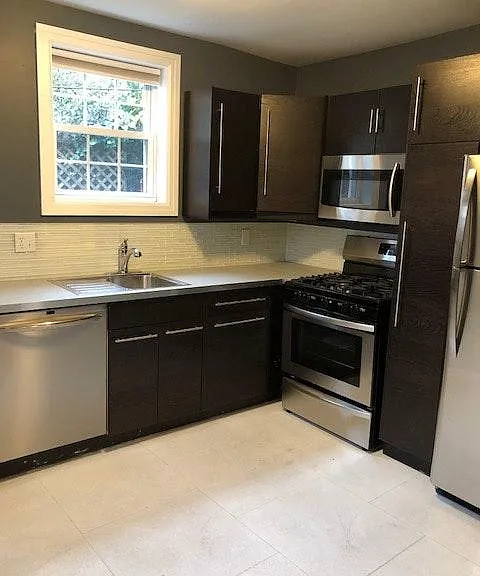 1018 Carpenter St — Photo 4