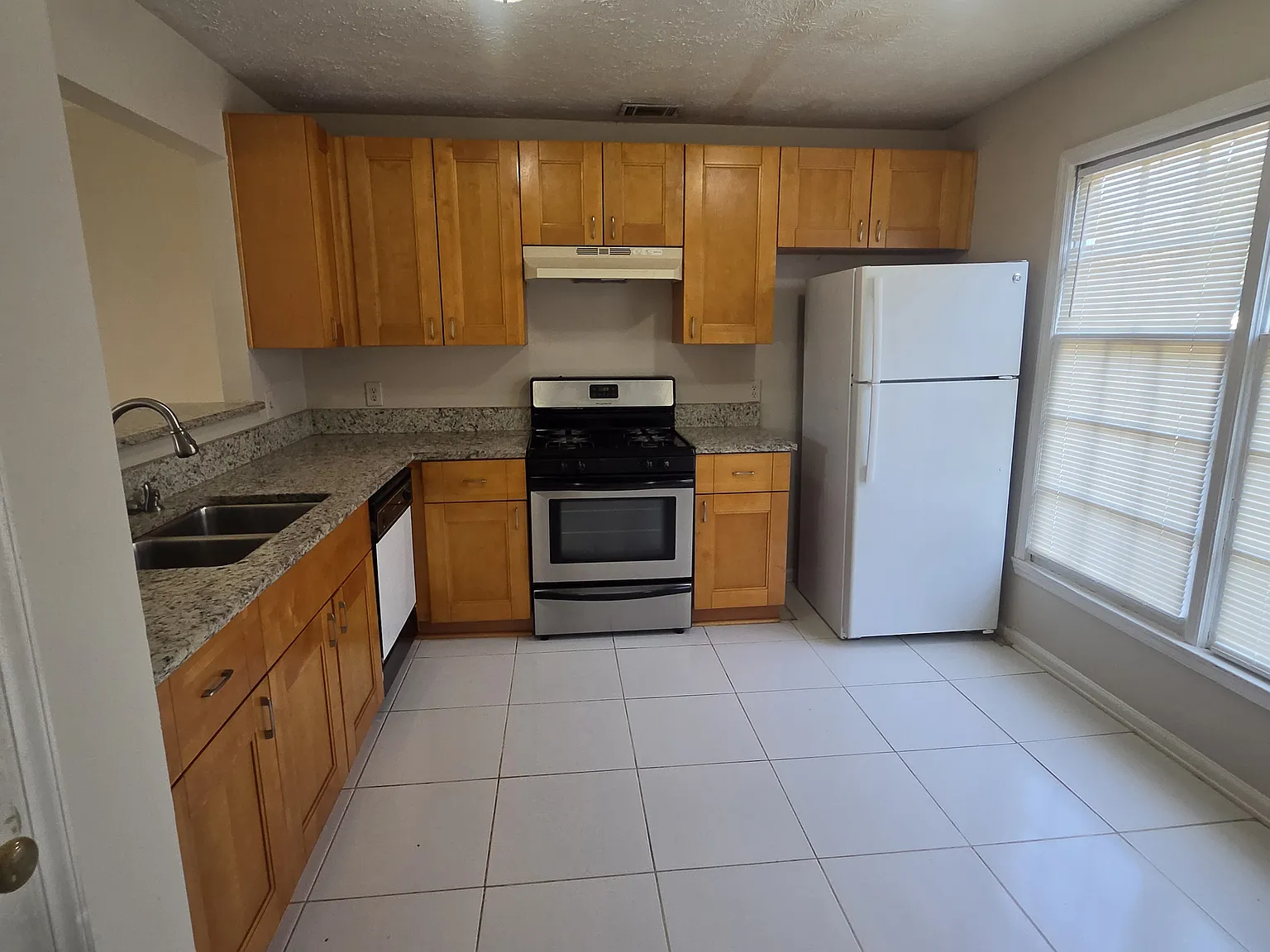 3 bed, 2.5 bath, 1684 sqft, $2,200 — Photo 4