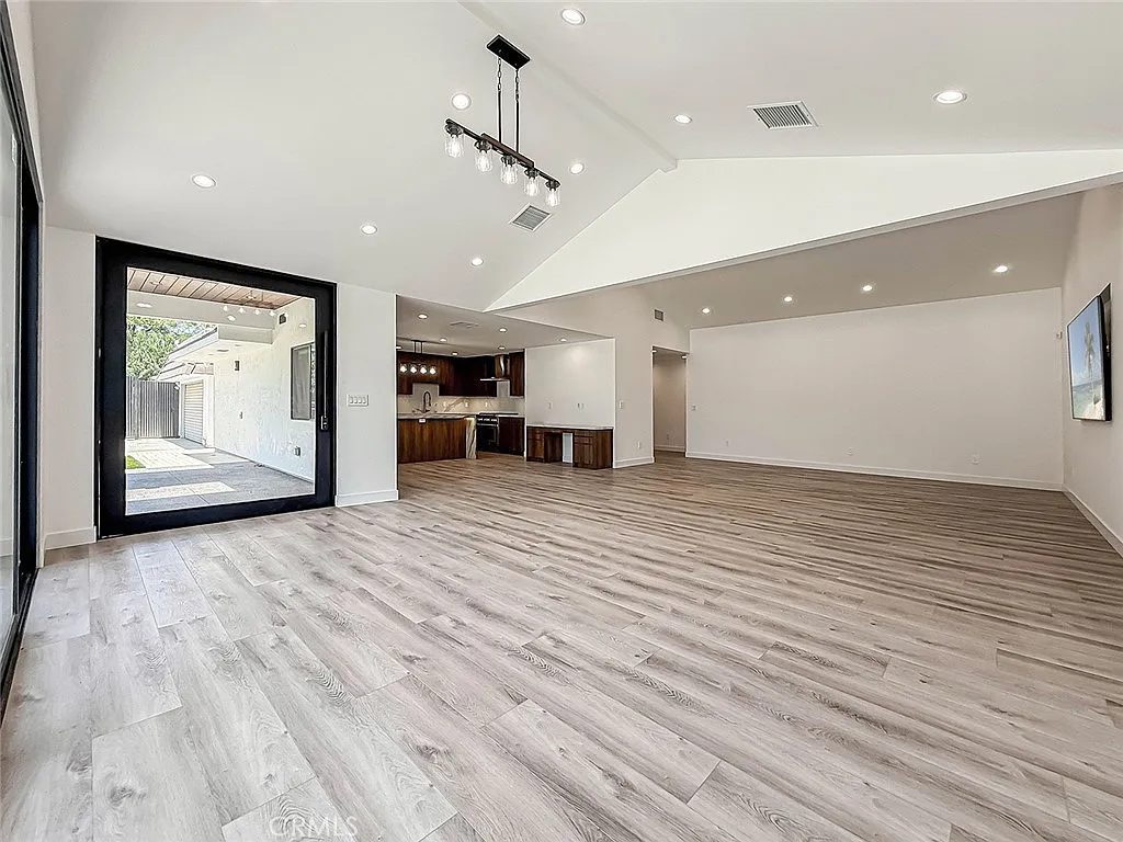 4 bed, 3.5 bath, 2265 sqft, $7,500 — Photo 2