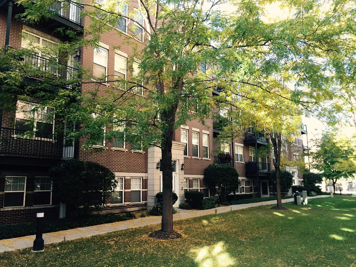Building Photo - 303 W Scott St #303
