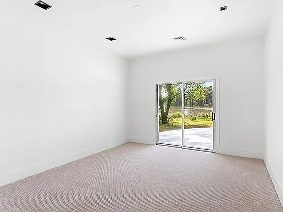 8516 Culfor Cres — Photo 12