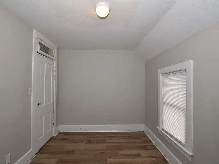 913 E Washington St — Photo 23