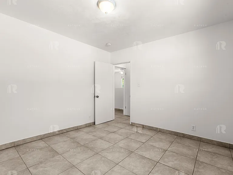 (Sr/Ti/Yo:B) 4838-4846 Hazeltine Avenue — Photo 11