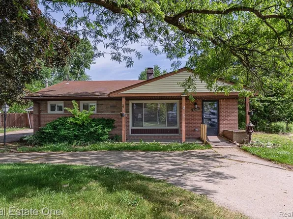 22471 Remick Dr, Clinton Township, MI 48036