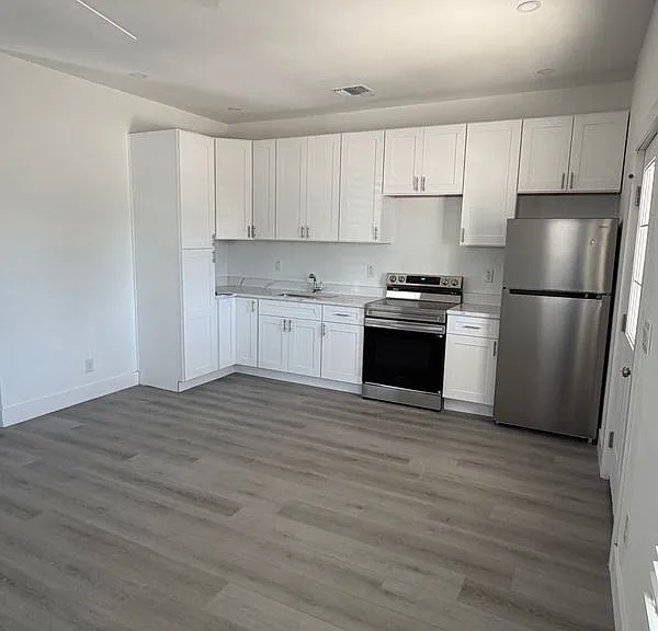 2427 W Southcross Blvd #2 — Photo 8