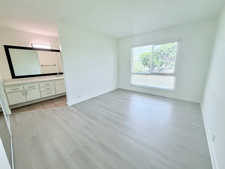 Master Room with Large Window Unit 38