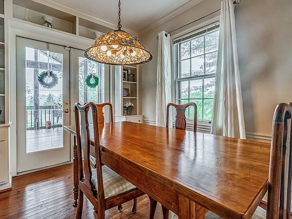 Dining rm w/ builtins