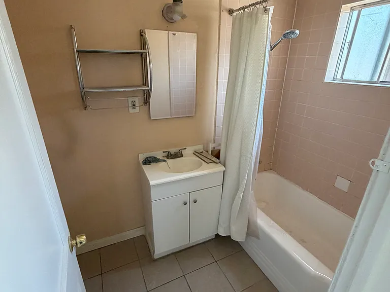 2410 N Eastern Ave #1/2 — Photo 4
