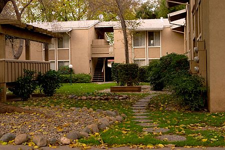 Woodland Oaks Courtyard Area