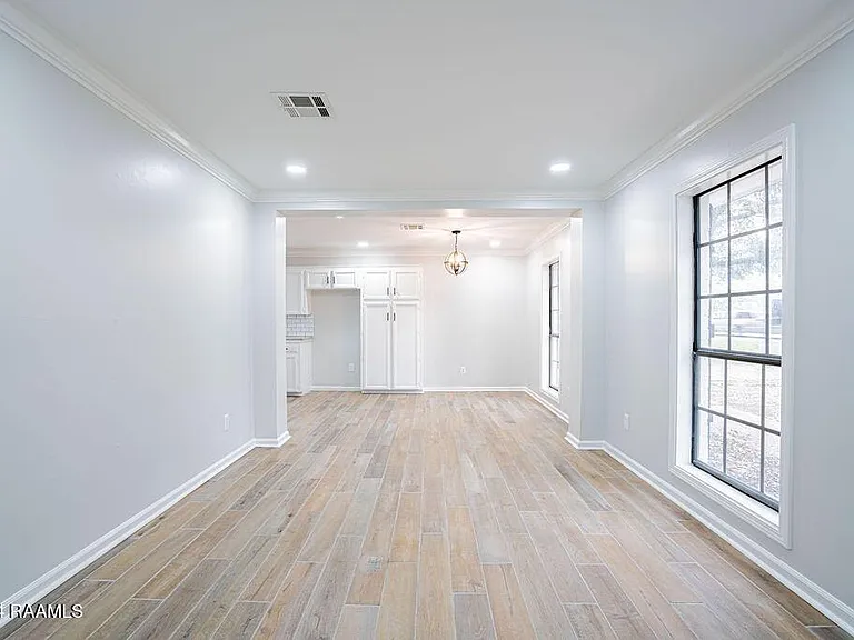 213 Presbytere Pkwy — Photo 13