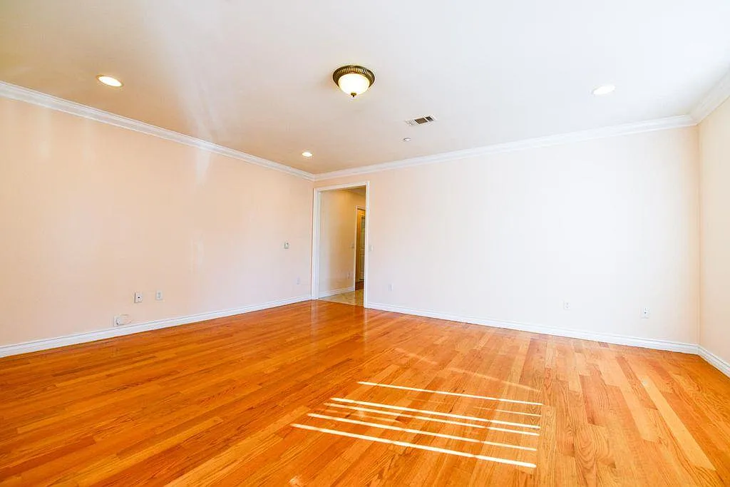 3 bed, 1200 sqft, $3,880 — Photo 4