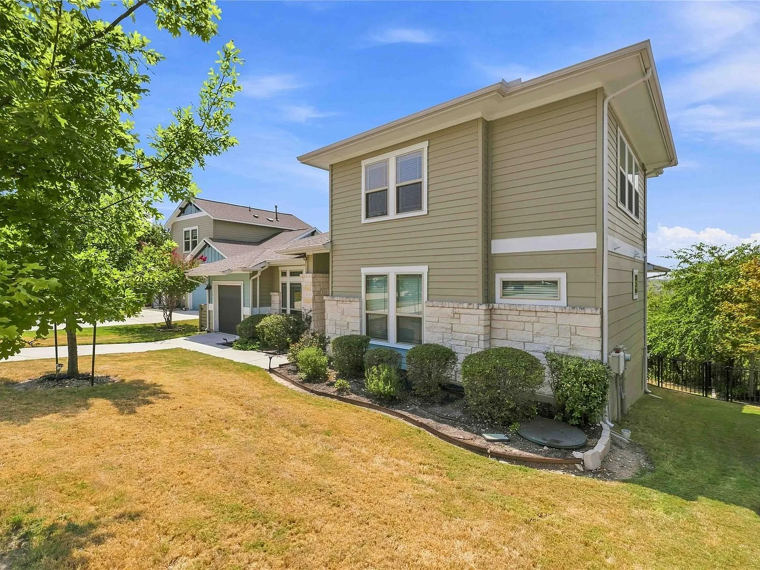 2 bed, 2.5 bath, 1746 sqft, $2,199 — Photo 2