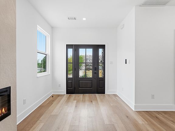 2nd image of 1914 Scott St