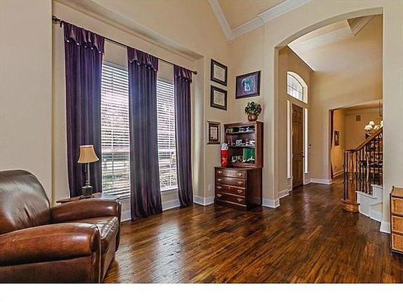 4th image of 2104 Savannah Dr