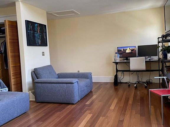 Large Main Room with Ample Workspace