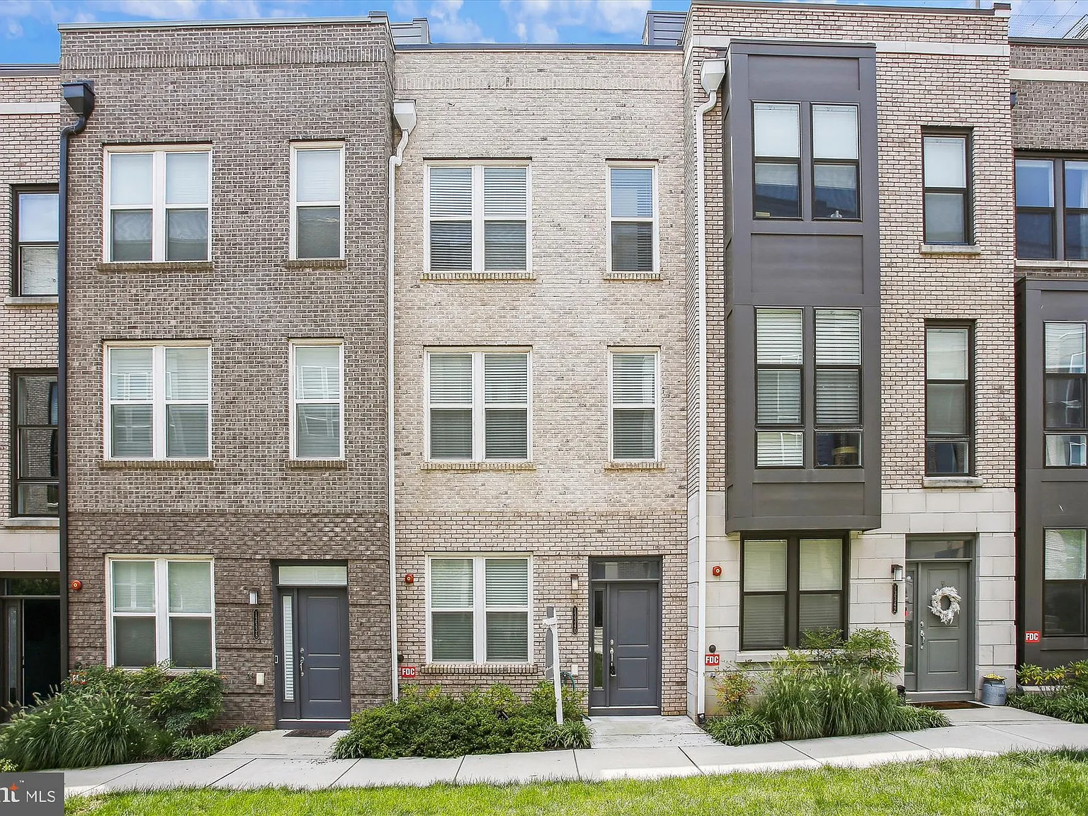 3 bed, 5.0 bath, 2718 sqft, $3,500 — Photo 1