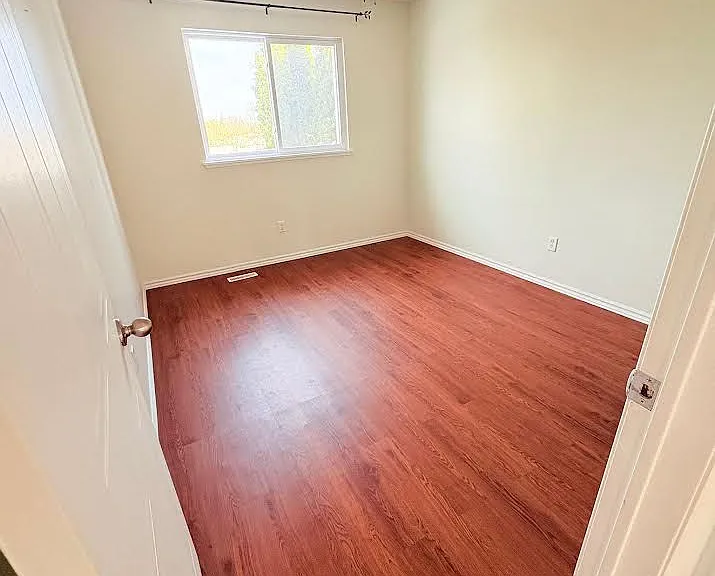 607 Gibney Cres — Photo 18