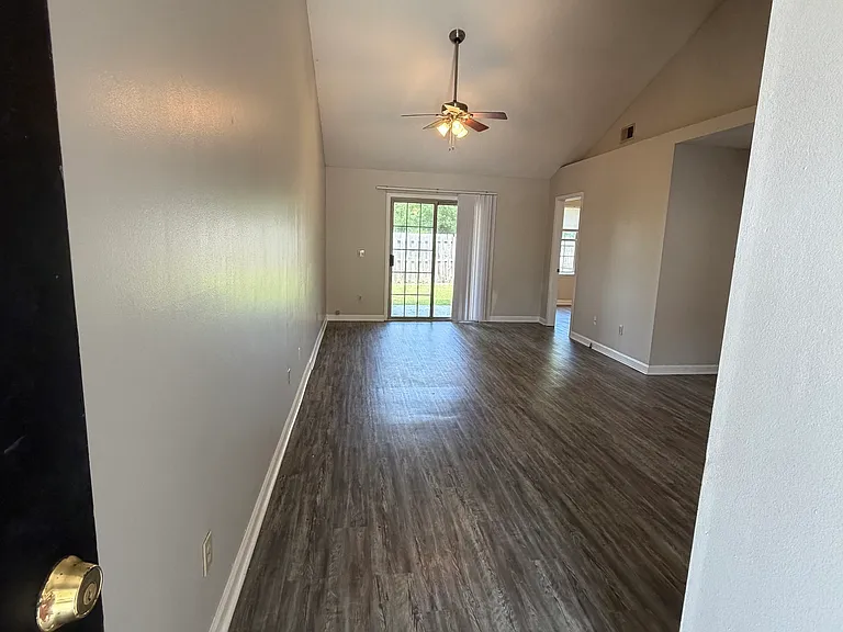 411 Baltic Ct — Photo 3
