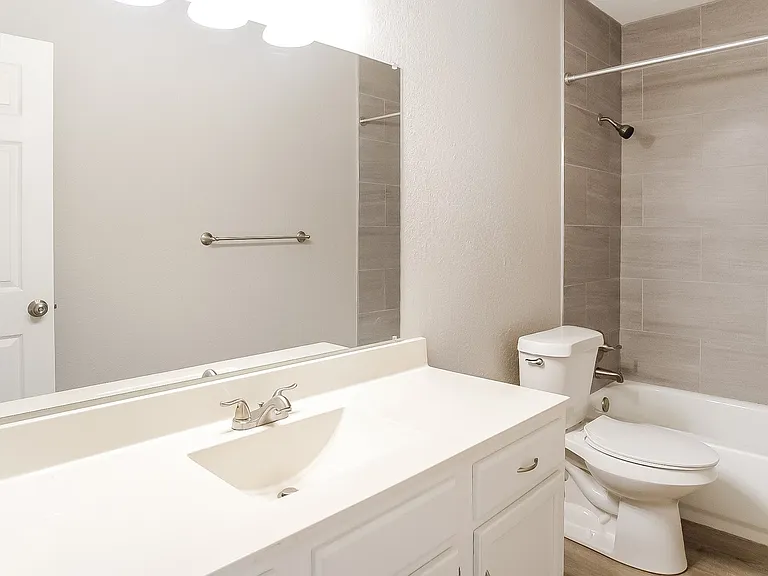 1043316_024_main_bathroom_13281994.jpg