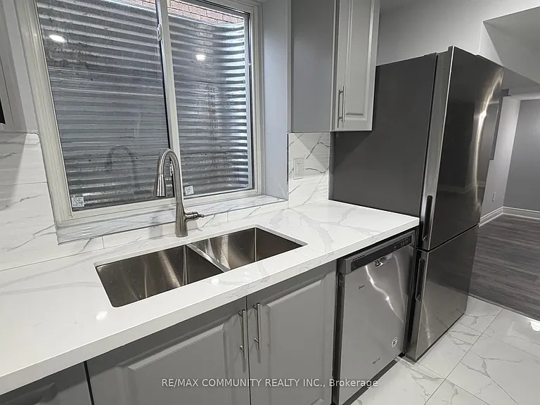 224 Fleetwood Dr #BASEMENT — Photo 10