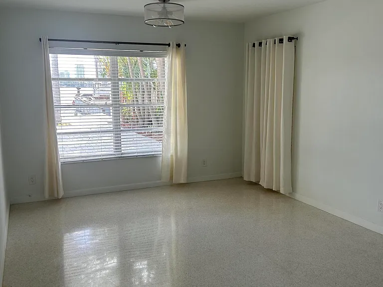 704 NE 20th Ave — Photo 12