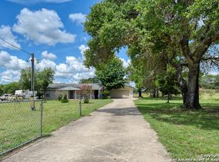 234 Long Creek Dr, Floresville, TX 78114