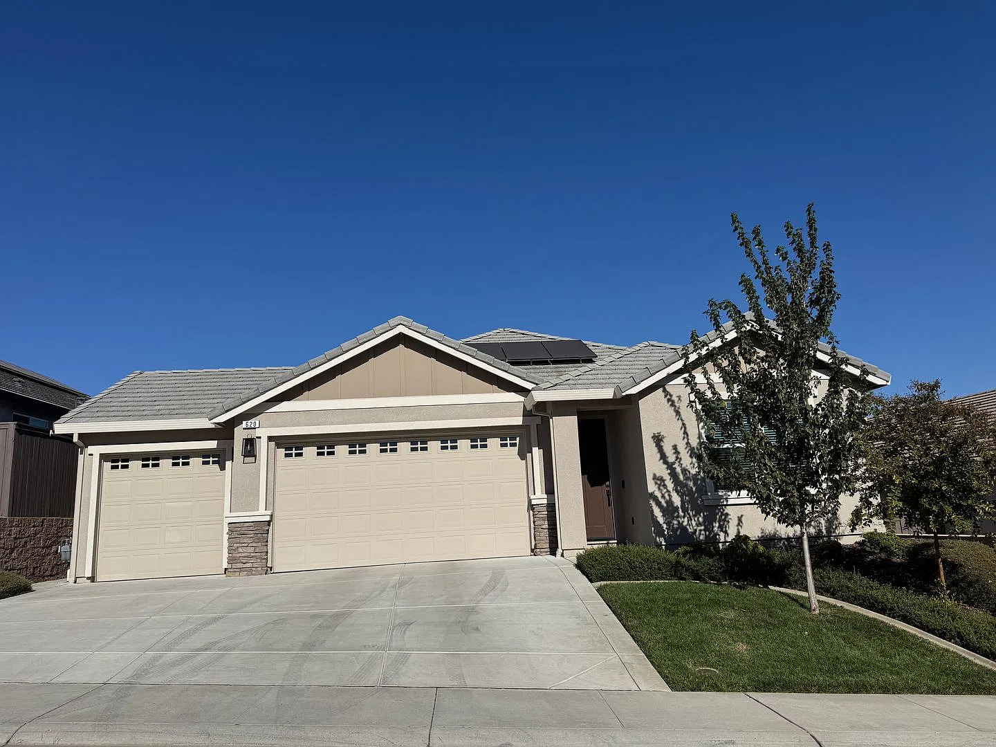 Beautiful Whitney Ranch home with solar and EV charger! — Photo 1