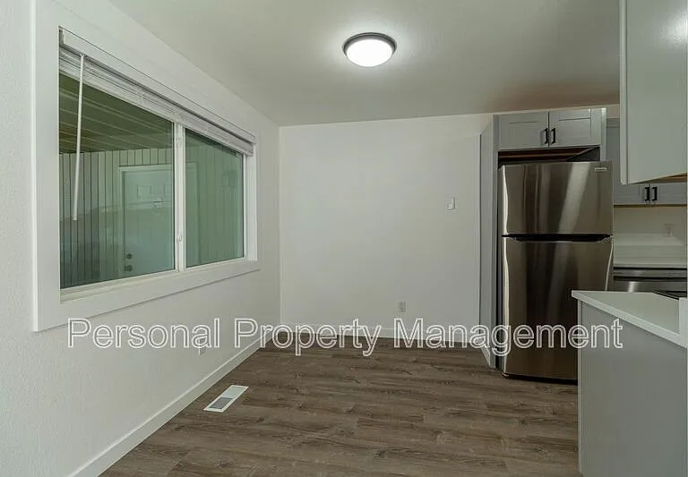 4325 E 17th St #6 — Photo 3
