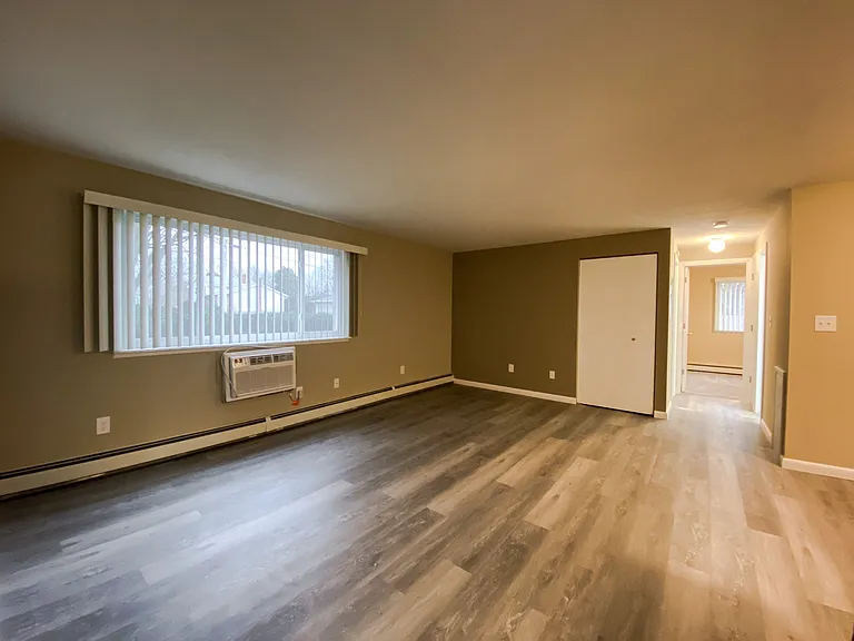 Holland Gardens Apartments — Photo 10