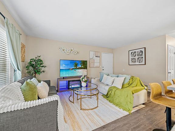 Stretch out and enjoy the sunny living space & endless entertainment options