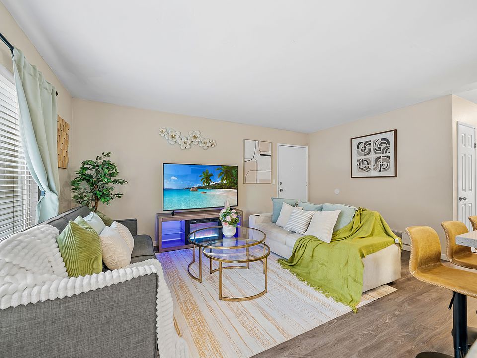 Stretch out and enjoy the sunny living space & endless entertainment options