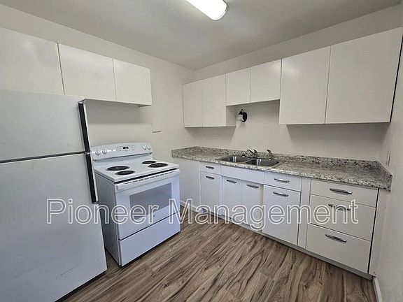 4th image of 807 NE Alameda Ave