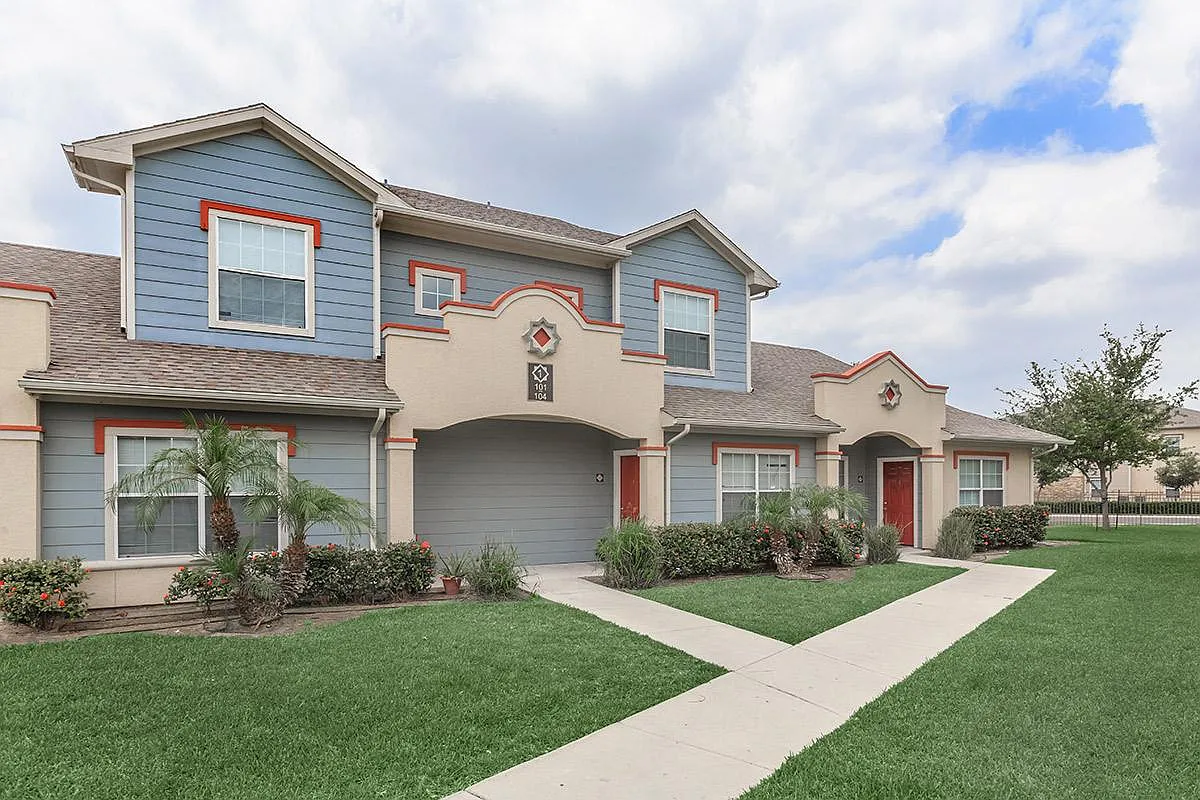 Retama Village II Apartments — Photo 4